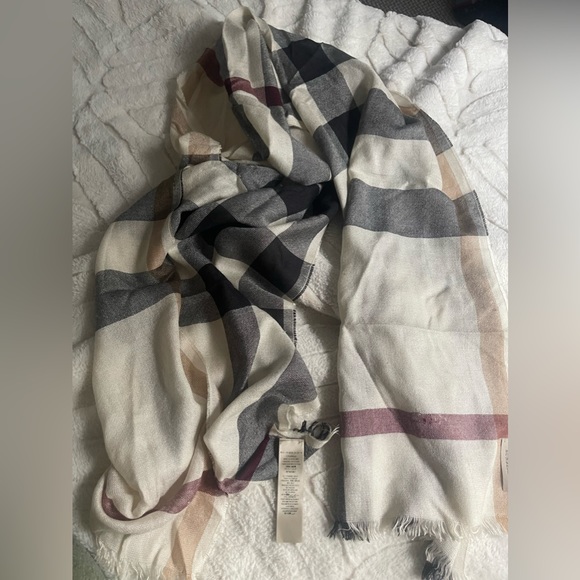 Burberry Scarf soft silk,cashmere. - Picture 1 of 6